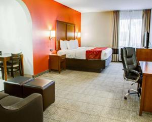 Habitación de hotel con cama, mesa y sillas en Comfort Suites Tyler South, en Tyler
