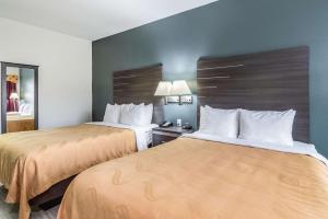 Postel nebo postele na pokoji v ubytování Quality Inn & Suites Canton