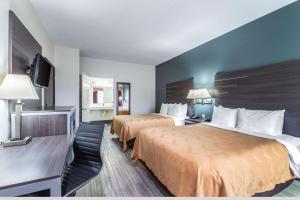 Postel nebo postele na pokoji v ubytování Quality Inn & Suites Canton
