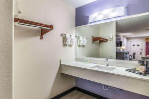 Koupelna v ubytování Quality Inn & Suites Canton