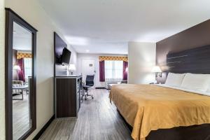 Postel nebo postele na pokoji v ubytování Quality Inn & Suites Canton