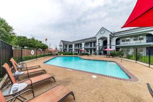 Bazén v ubytování Quality Inn & Suites Canton nebo v jeho okolí