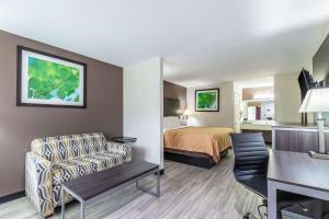 A bed or beds in a room at Quality Inn & Suites Canton