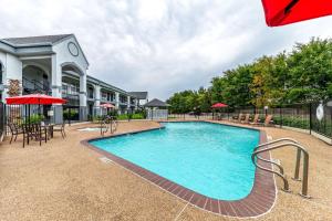 Bazén v ubytování Quality Inn & Suites Canton nebo v jeho okolí