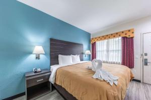 Postel nebo postele na pokoji v ubytování Quality Inn & Suites Canton