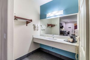 Koupelna v ubytování Quality Inn & Suites Canton