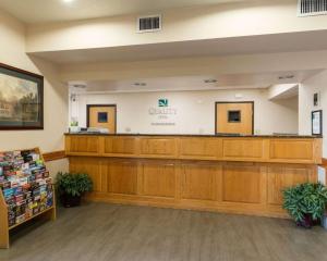 Lobi atau kawasan kaunter penerimaan di Quality Inn Buffalo