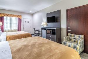 Postel nebo postele na pokoji v ubytování Quality Inn & Suites Canton