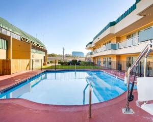 Rodeway Inn & Suites South of Fiesta Park 내부 또는 인근 수영장