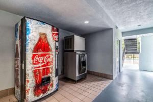 Kuchyň nebo kuchyňský kout v ubytování Quality Inn & Suites Canton