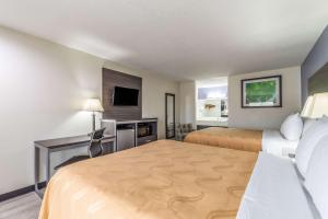 Postel nebo postele na pokoji v ubytování Quality Inn & Suites Canton