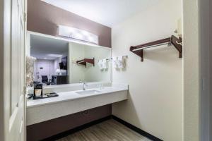 Koupelna v ubytování Quality Inn & Suites Canton