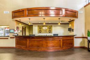 um lobby com um grande bar de madeira em um hospital em Comfort Suites em Galveston