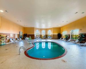 uma grande piscina num quarto de hotel em Comfort Suites University em Abilene