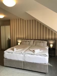 Posteľ alebo postele v izbe v ubytovaní Rozmaryn Hotel B&B