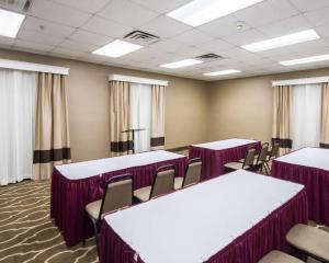 uma sala de conferências com mesas, cadeiras e cortinas em Comfort Inn & Suites em Red Oak