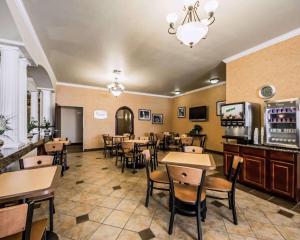 Ο χώρος του lounge ή του μπαρ στο Sleep Inn & Suites Shamrock