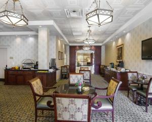 comedor con mesa, sillas y luces en Liberty Hotel, Ascend Hotel Collection, en Cleburne