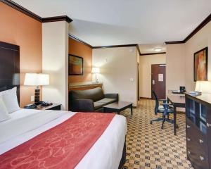 een hotelkamer met een bed en een bank bij Comfort Suites Kilgore in Kilgore