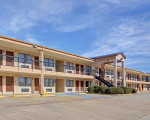 an exterior view of a hotel with a parking lot at Quality Inn Marshall in Marshall