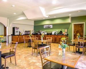 een restaurant met tafels en stoelen en een bar bij Sleep Inn & Suites near Palmetto State Park in Gonzales