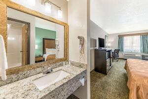 TV a/nebo společenská místnost v ubytování Quality Inn Allen - Plano East