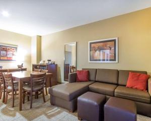 een woonkamer met een bank en een tafel bij Comfort Suites in Abilene