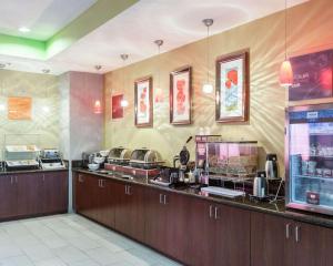 A restaurant or other place to eat at Comfort Suites Greenville