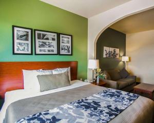 Postel nebo postele na pokoji v ubytování Sleep Inn & Suites Gonzales near Palmetto State Park