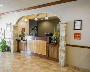 Zona de hol sau recepție la Sleep Inn & Suites near Palmetto State Park