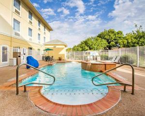 The swimming pool at or close to Comfort Suites