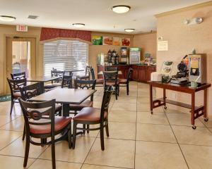 un comedor con mesas y sillas en un restaurante en Quality Inn Marshall, en Marshall