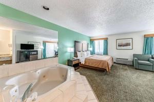 Postel nebo postele na pokoji v ubytování Quality Inn Allen - Plano East
