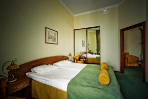 Postel nebo postele na pokoji v ubytování Shelfort Hotel
