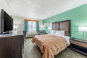 Postel nebo postele na pokoji v ubytování Quality Inn Allen - Plano East