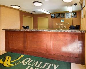 a lobby of aquality inn with a reception counter at Quality Inn Marshall in Marshall