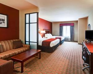 Habitación de hotel con 2 camas y sofá en Comfort Suites Lake Worth en Fort Worth