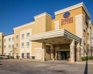 un edificio con un cartel en la parte delantera en Comfort Suites West Dallas - Cockrell Hill, en Dallas