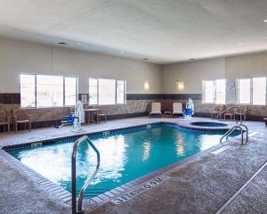 una gran piscina en una habitación de hotel en Comfort Inn & Suites Monahans I-20 en Monahans
