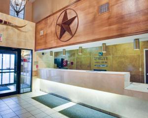 a fast food restaurant with a star on the wall at Hotel Del Valle - Austin SE by IHG in Austin