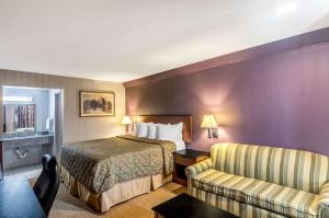 Postel nebo postele na pokoji v ubytování Rodeway Inn