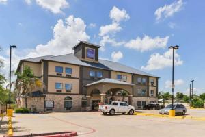 un hotel con un camión estacionado frente a él en Sleep Inn and Suites Downtown Houston, en Houston