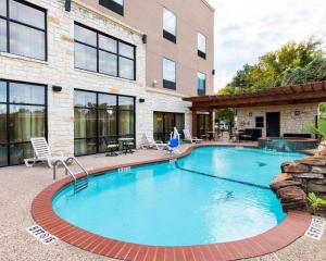 una gran piscina frente a un edificio en Comfort Suites Jewett, en Jewett