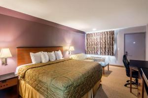 Postel nebo postele na pokoji v ubytování Rodeway Inn + 26 fotografií