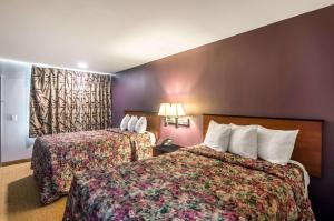 Postel nebo postele na pokoji v ubytování Rodeway Inn