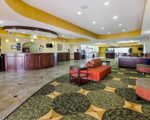 הלובי או אזור הקבלה ב-Days Inn & Suites by Wyndham Houston / West Energy Corridor