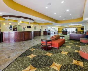 En sittgrupp på Days Inn & Suites by Wyndham Houston / West Energy Corridor