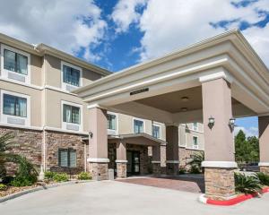 una representación de un hotel con un edificio en Restwell Inn & Suites I-45 North en Houston