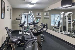 een fitnessruimte met loopbanden en crosstrainers bij Quality Inn & Suites West Chase in Houston