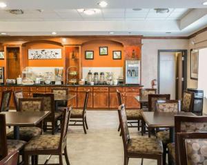 Sleep Inn & Suites Highway 290/Northwest Freeway tesisinde bir restoran veya yemek mekanı